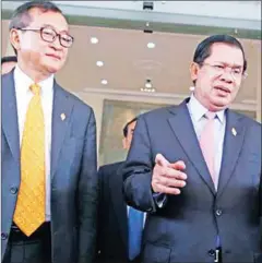  ?? HENG CHIVOAN ?? Prime Minister Hun Sen and opposition leader Sam Rainsy address the press at the National Assembly in Phnom Penh in 2015.