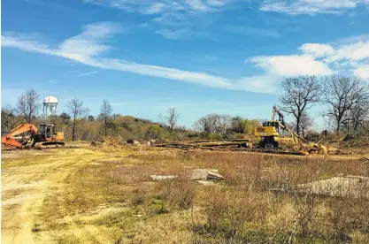  ?? STAFF PHOTO BY DAVE FLESSNER ?? Constructi­on crews clear the site for a Wal-Mart store planned at Highway 58 and North Hickory Valley Road. Wal-Mart bought more than 21 acres last month for the new store.