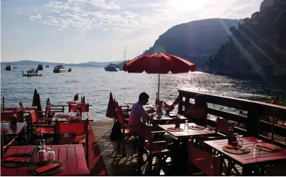  ??  ?? Mala Beach har någonting för alla, inklusive restaurang­er och barer precis vid vattnet.