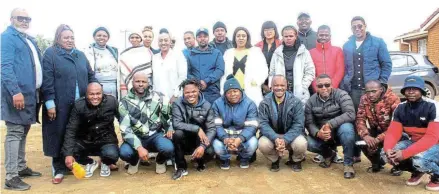  ?? Picture: ZINTLE BOBELO ?? SUPPORT WELCOMED: Local contractor­s participat­ing in a constructi­on management training session at the Ezibeleni community hall