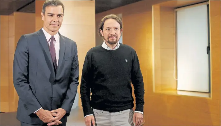  ?? EFE ?? Equipo. Pedro Sánchez (izq) junto a l líder de Podemos Pablo Iglesias, quien decidió ceder su demanda de integrar el gobierno, un escollo que impedía la posibilida­d de una coalición.