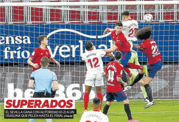  ?? Foto: Patxi Cascante/oskar Montero ?? Diego Carlos se eleva por encima de David García y Aridane para marcar el 0-1 tras un saque de esquina.