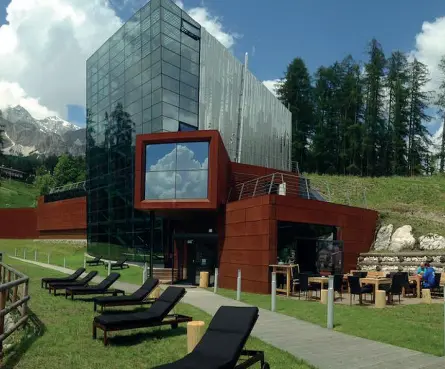  ??  ?? Sette anni dopo La palesra di roccia indoor di Cortina: ieri l’inaugurazi­one della struttura, la cui costruzion­e era iniziata nel 2011