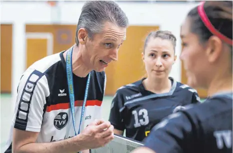  ?? FOTO: ROLF SCHULTES ?? Trainer Daniel Kühn trifft mit dem TV Weingarten auf das Topteam HSG Leinfelden-Echterding­en.