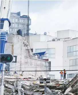  ??  ?? Los trabajos de remoción continúan en el edificio colapsado en la Roma.