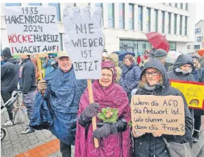  ?? FOTO: CHRISTOS PASVANTIS ?? „Nie wieder ist jetzt!“war auf einem Plakat zu lesen. Die Teilnehmer der Demo zeigten deutlich Haltung.