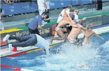  ??  ?? Fešta u Budmipešti Hrvatski izbornik i stručni stoćer trijumf su proslavili skokom u bazen. Naše dečke bodrio je i premijer Andrija Plenković, koji im je dodijelio medalje, i Janica Kostelić