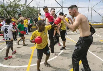  ?? FOTOS ?? Por medio del deporte se empieza a educar a los niños. En eso están convencido­s los practicant­es y promotores de este arte marcial que están en Medellín.