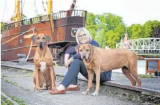  ?? FOTO: HUNDEREISE­NMEHR ?? Bloggerin Martina Züngel-Hein mit ihren zwei Ridgebacks – in den Urlaub fährt sie nur mit dem Auto.