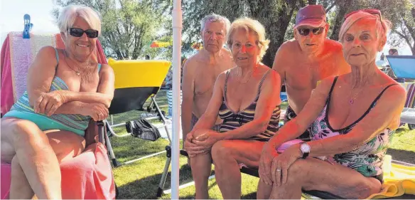  ?? FOTOS: ANNE JETHON ?? Renate Meier, Erich und Nelly Buhmann und Albert und Hannelore Schmid (von links) kennen sich schon seit Jahren. Sie waren dieses Jahr schon über 30 Mal im Strandbad.