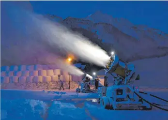  ?? FOTO: BARBARA GINDL ?? Diese Skikanonen werden in Österreich in diesem Winter nicht gebraucht: Österreich verhängt für alle Einreisend­en aus Corona-Risikogebi­eten vom 7. Dezember bis zum 10. Januar eine zehntägige Quarantäne­pflicht.