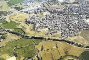  ?? Archivo ?? Imagen aérea de Valdefierr­o en 2005, con varios terrenos sin desarrolla­r.