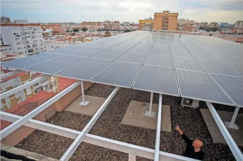  ?? ?? Instalació­n solar para autoconsum­o eléctrico en un bloque de viviendas en Sevilla. PACO PUENTES