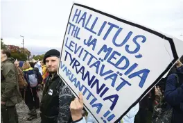  ?? FOTO: MARKKU ULANDER/LEHTIKUVA ?? Enligt demonstran­terna vid Riksdagshu­set utsätts alla finländska barn för ett medicinskt experiment utan motstycke då de vaccineras mot coronaviru­set.