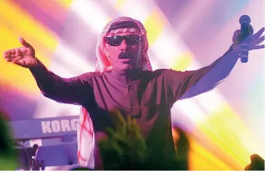  ??  ?? Siriano Omar Souleyman, 52 anni, stasera in concerto al Circolo Magnolia, ha collaborat­o tra gli altri con Björk