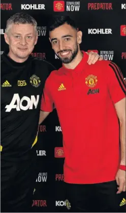  ??  ?? Solskjaer, técnico del United, ayer con Bruno Fernandes tras la firma.