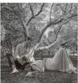  ?? FOTO: MISAN
HARRIMAN/THE DUKE AND DUCH/PA MEDIA/DPA - ?? Harry und Meghan in einer romantisch­en Pose in einem Park.