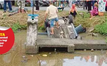  ??  ?? ORANG ramai membantu mangsa kemalangan kereta yang terbabas dalam tali air di Jalan Kodiang-Sanglang, semalam.