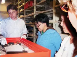  ??  ?? Then curator at the then–Canadian Museum of Civilizati­on Norman Vorano shows Cultural Industries Certificat­e Program participan­ts objects from the museum’s collection, 2006