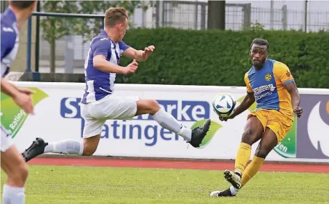  ?? RP-FOTO: ACHIM BLAZY ( ARCHIV) ?? Hinein damit: Fußball-Ratingen hätte wenig dagegen, dass Carlos Penan zum Auftakt in Monheim einen Treffer für Ratingen erzielt.