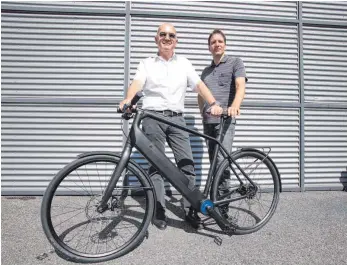  ?? FOTO: ANTON FUCHSLOCH ?? Gerhard Meindl (links) und Christof Remppis mit einem Prototyp-Fahrrad mit ZF-Elektroant­rieb.