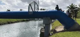  ?? SAMANTHA J. GROSS sgross@miamiheral­d.com ?? A county bridge is moving closer to going up over the canal that divides Southwest 87th Avenue in Palmetto Bay. On March 18, 2021, Miami-Dade’s Transporta­tion Planning Organizati­on approved the project, which Palmetto Bay opposes and nearby Cutler Bay supports.