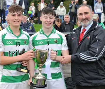  ?? Picture: Ken Finegan ?? Alan Smith presents the Dermot O’Brien Cup to St. Fechins Captain David Lally and Man of the Match Ryan Walsh.