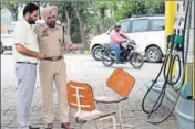  ?? BHARAT BHUSHAN/HT ?? Police at the spot where robbers murdered two men at a petrol pump at Chamarheri village in Patiala on Monday.