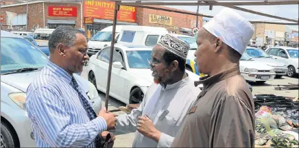  ?? Pictures: JUDY DE VEGA ?? TAKING ACTION: Councillor Abraham Isaacs, left, chats to Basheer Hussein, centre, and Abdul Reeshad while creating awareness among businesses operating illegally in the Korsten area