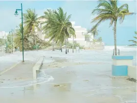  ??  ?? Evento de fuerte marejada en la playa El Último Trolley, en Ocean Park. El agua rebasó el muro de contención e inundó las calles del área.