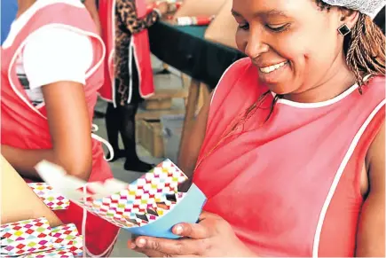  ?? Picture: Chris Allan ?? Glenart staff prepare Christmas crackers for shipment at the company’s KwaZulu-Natal manufactur­ing facility.