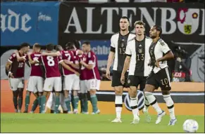  ?? FOTO: AP ?? Los jugadores de Hungría, al fondo, celebrando el gol de Szalai