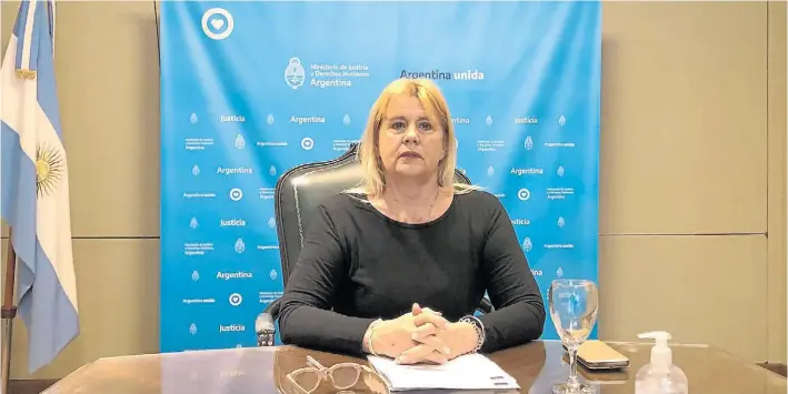  ??  ?? Cuando una amiga se va. Marcela Losardo, ex socia profesiona­l de Alberto Fernández, deja la cartera de Justicia tras el fuerte avance del kirchneris­mo duro en el área.