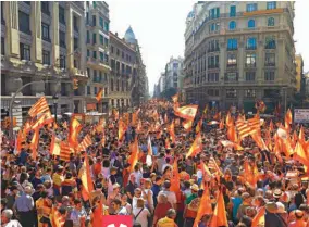  ??  ?? Presión. La marcha fue la mayor muestra a favor de la unión nacional desde el referendo independen­tista que ha llevado a España al borde de una crisis nacional.