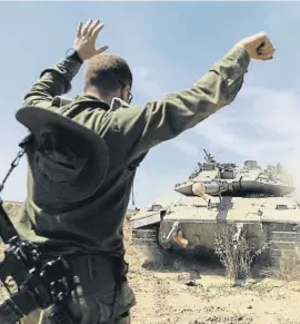  ?? Amir Levy / Getty ?? Un carro de combate israelí cerca del sur de Gaza ayer