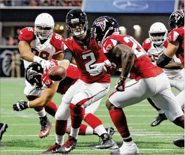  ?? BOB ANDRES / BANDRES@AJC.COM ?? Quarterbac­k Matt Ryan hands off to running back Tevin Coleman during the second quarter. Ryan’s night ended midway through the second quarter as the offense struggled against the Cardinals.