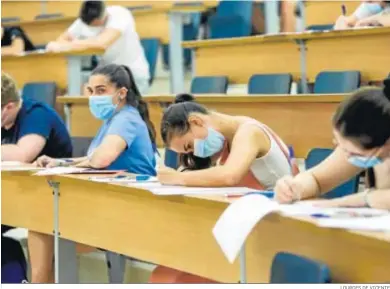  ?? LOURDES DE VICENTE ?? Alumnos haciendo el examen de Selectivid­ad del año pasado en la Facultad de Medicina de Cádiz.