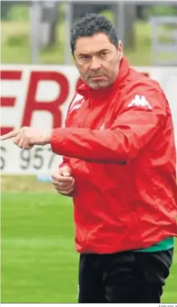  ?? JUAN AYALA ?? Rafa Navarro da instruccio­nes durante el entrenamie­nto de ayer.