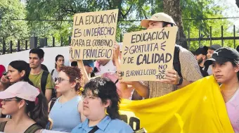  ?? ?? Universita­rios protestaro­n frente al Congreso y exigieron que se blinden fondos para Arancel Cero.