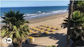  ??  ?? La popular Playa del Inglés, en Gran Canaria, prácticame­nte vacía. El turismo es uno de los sectores más afectados por la pandemia.
