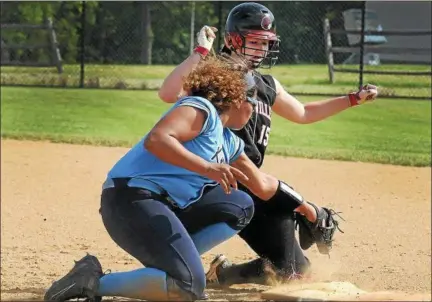  ?? GENE WALSH — DIGITAL FIRST MEDIA ?? Coatesvill­e’s Maggie Kane gets back to first as North Penn’s Elia Namey makes the tag Friday.