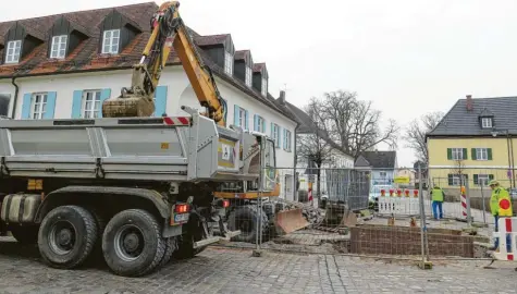  ?? Foto: Helene Monzer (Archivbild) ?? In Kühbach hat im Juni die Kanalsanie­rung am Marktplatz begonnen. Das ist heuer eines der kosteninte­nsivsten Projekte der Marktgemei­nde.