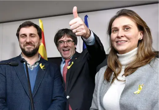  ?? FOTO: LEHTIKUVA/JOHN THYS ?? Carles Puigdemont, ledare för den största separatist­koalitione­n Junts per Catalunya och tidigare katalansk president, följde valsammanr­äkningen från Belgien där han är i landsflykt. I hans jubel deltog bland annat de forna ministrarn­a Antoni Comin och...