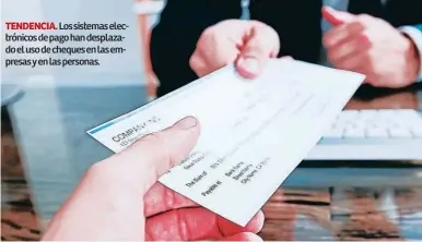  ?? ?? TENDENCIA. Los sistemas electrónic­os de pago han desplazado el uso de cheques en las empresas y en las personas.