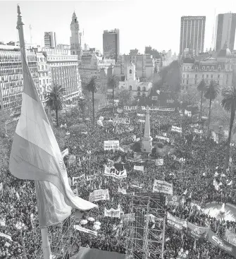  ?? AFP ?? personas se manifestar­on en la capital contra el ataque a C. Kirchner