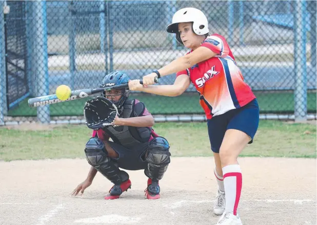 ?? Picture: ANNA ROGERS ?? SWEET SPOT: Red Sox player Ashlee Dennis, 15, and catcher James Minniecon, 13, warm up at Walker Rd Sporting Precinct, Edmonton.