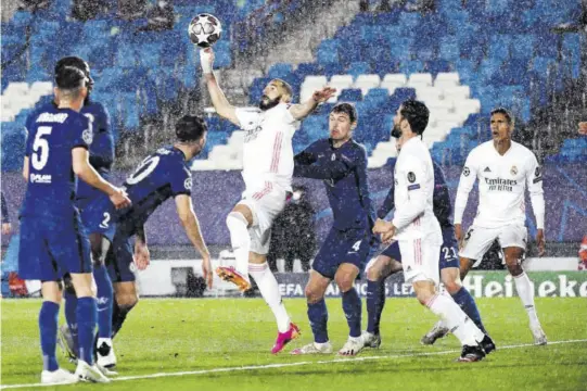  ?? (Photo: AFP) ?? Real Madrid’s French forward Karim Benzema (fourth left) vies with Chelsea’s Danish defender Andreas Christense­n (third right)during the UEFA Champions League semi-final first-leg football match at Alfredo di Stefano stadium in Valdebebas, on the outskirts of Madrid, yesterday.