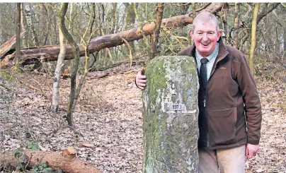  ?? FOTOS: DPA-TMN ?? Eine Wanderung mit Clemens August Brüggemann ist alles andere als langweilig. Er kennt viele Geschichte­n aus der Gegend.