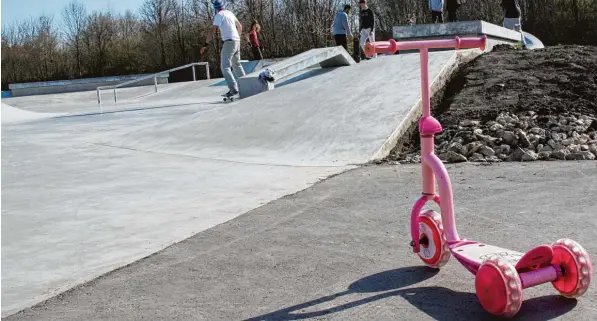  ?? Foto: Vanessa Polednia ?? Der neue Skatepark am Steirer Berg in Friedberg kommt bei den Jugendlich­en gut an. Mit der neuen Anlage will die Stadt ein Vorbild für andere Kommunen sein.