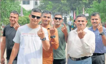  ?? DEEPAK GUPTA / HT ?? ■
Residents of Lucknow after casting their votes for the Lucknow Cantonment seat on Monday.